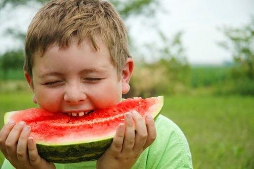 吃瓜群众英文热词是什么,Unveiling the Buzz: Exploring the Popularity of 'Eating Watermelon' Slang in Modern English