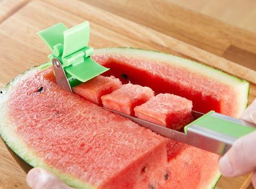 娱乐吃瓜酱哥哥切蛋糕,甜蜜瞬间引网友热议